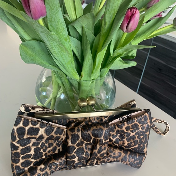 4 / 20$ Cheetah Print Bow Clutch - Picture 4 of 5